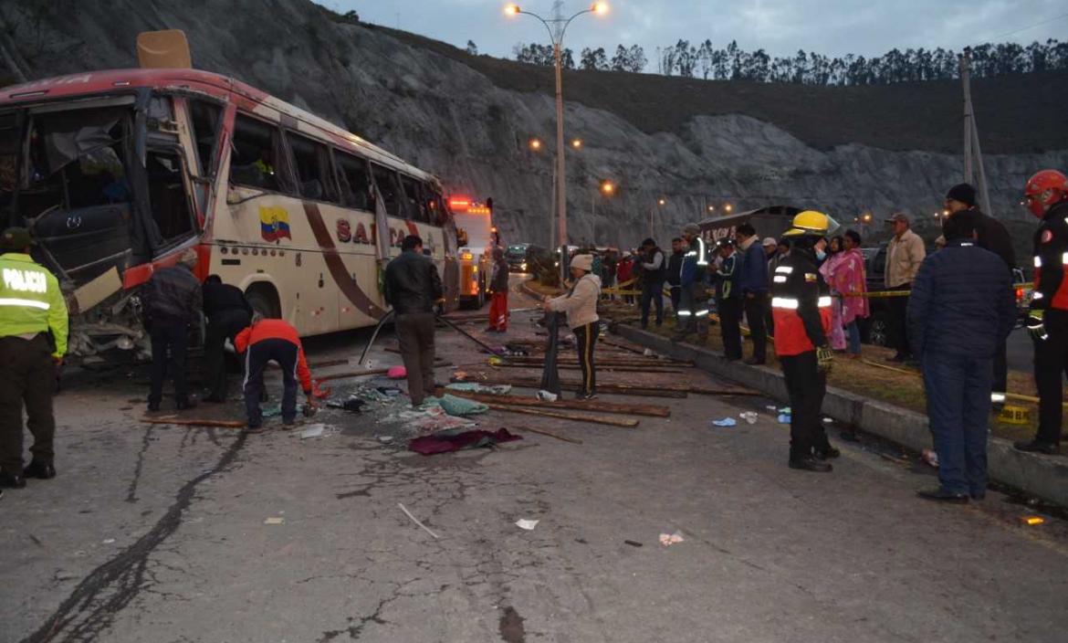 Un Muerto Y 40 Heridos En Volcamiento De Bus