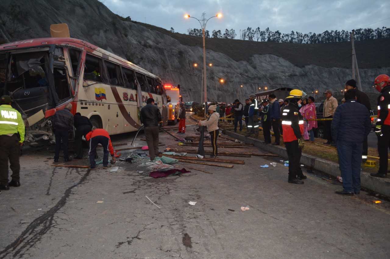 Un Muerto Y Heridos En Volcamiento De Bus