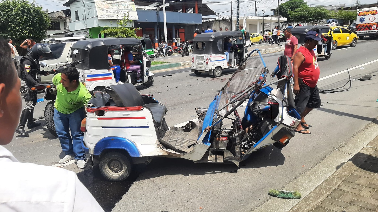 Quinind Un Choque Entre Una Mototaxi Y Una Ambulancia Deja Varios Heridos