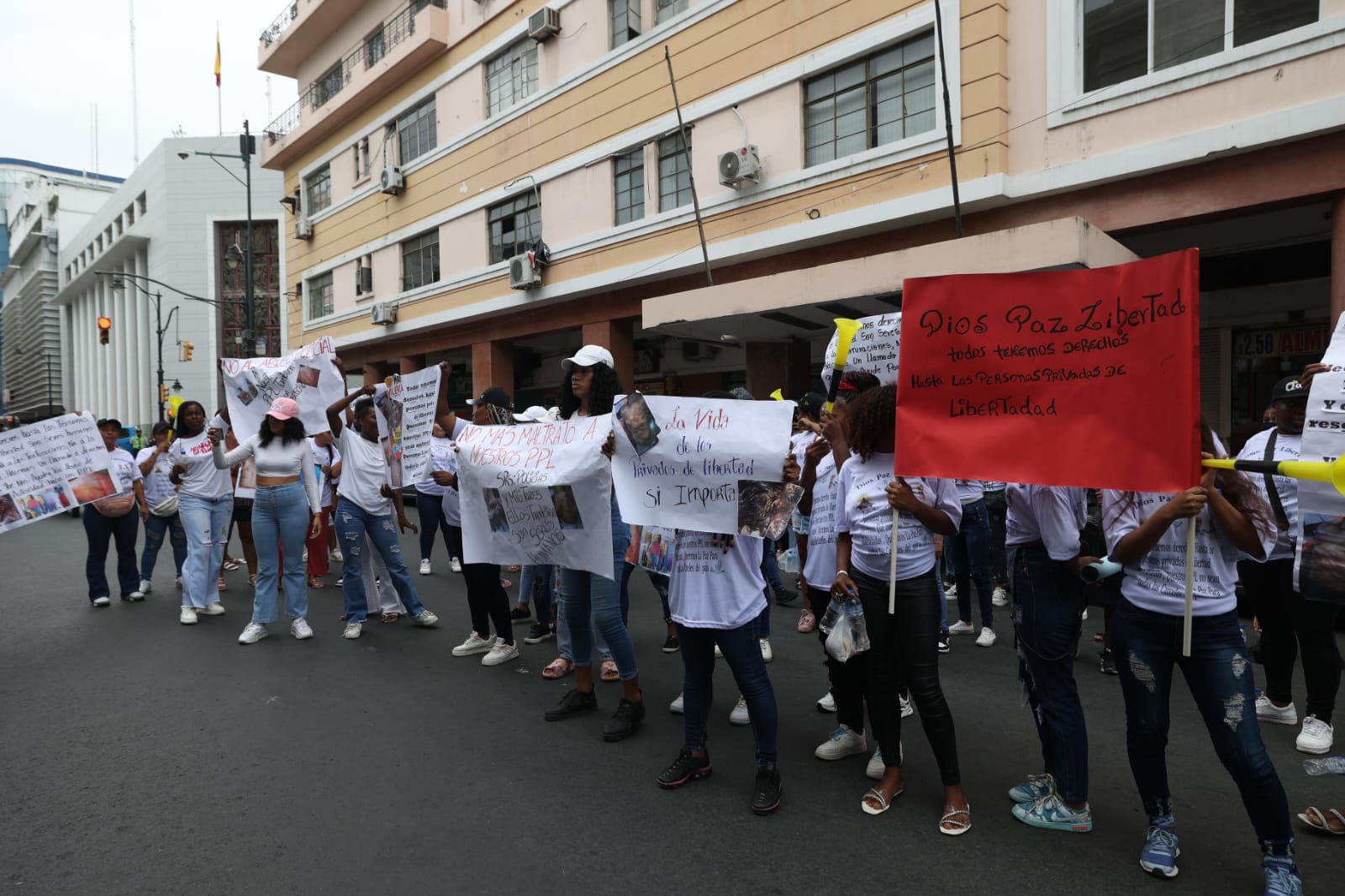 Guayaquil Familiares De Reos Protestan Y Denuncian Supuestos Abusos En