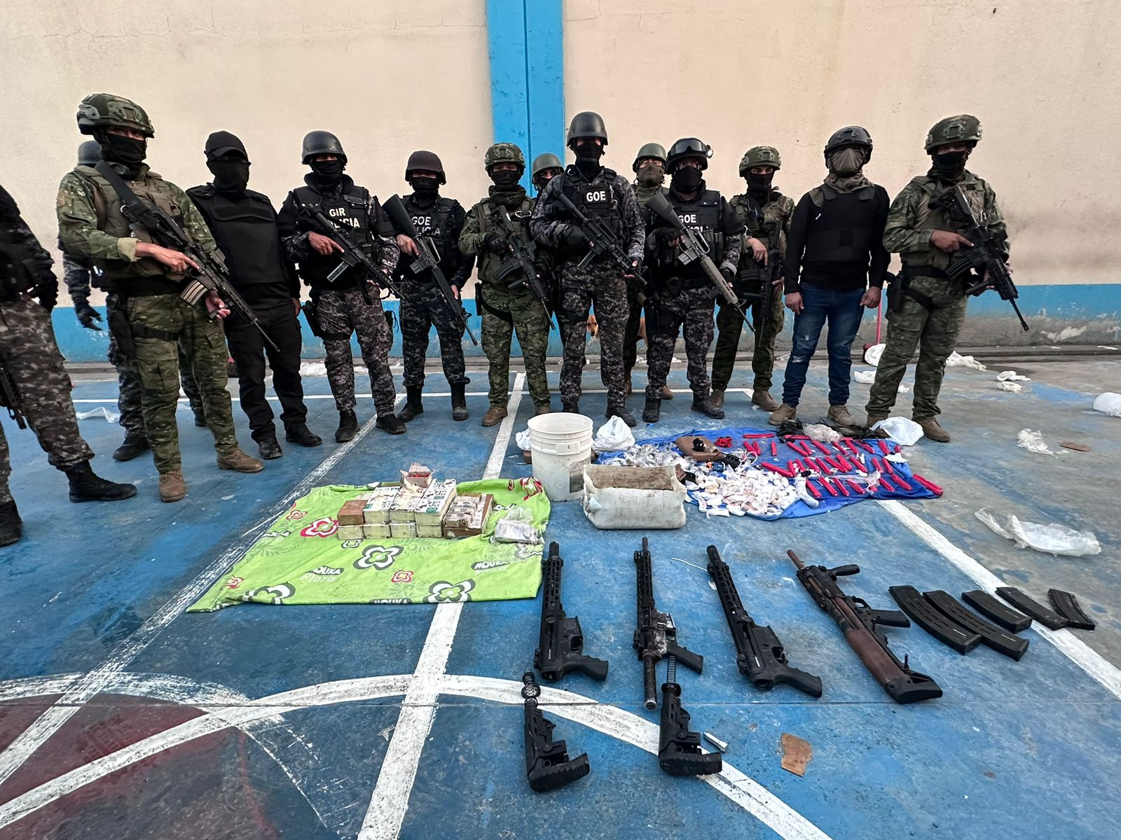 Guayaquil Militares Y Polic As Decomisan Armas Drogas Y Celulares En