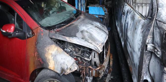 Su vehículo quedó con el motor destruido y daños en la carrocería.