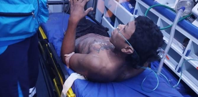 Joe Flores León fue embarcado en una ambulancia y trasladado a Guayaquil.