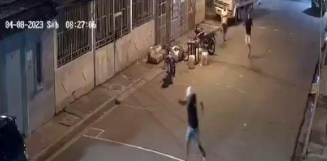 Una de los hombre que observaba el partido, sale tras los criminales, disparando.