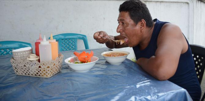 Los lugareños como Luis Tipán disfrutan por las mañanas de este plato, único en la localidad.