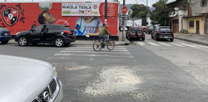 Baches y ausencia de semáforos complican el tráfico vehicular del sector Mapasingue Oeste, Guayaquil.