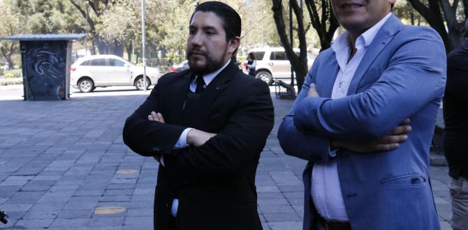 El abogado Antonio López (terno oscuro) dio detalles del avance del caso Fernando Villavicencio.
