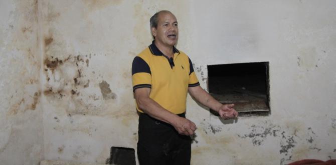 Jesús Ramos muestra el horno que su padre construyó hace medio siglo.