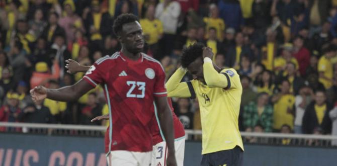 El colombiano Sánchez se lamenta, al igual que el ecuatoriano Chávez (atrás), en el 0-0 de Ecuador vs. Colombia.