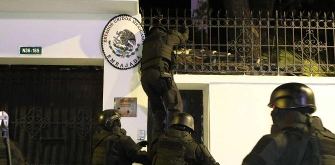 Fuerzas del orden ingresando a la Embajada de México en Quito.