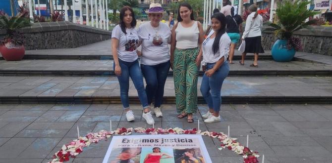 Familiares de las víctimas en el plantón en Santo Domingo.