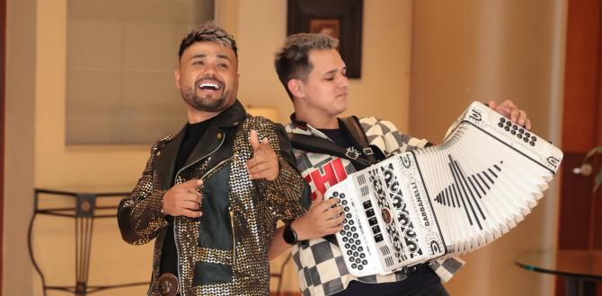 Ciro Quiñonez junto a su acordeonista.