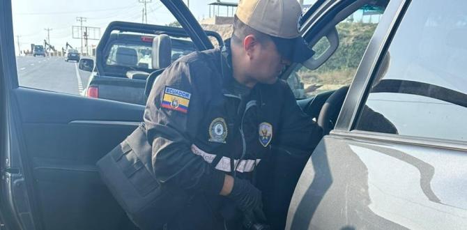 policías revisan carro en Manta