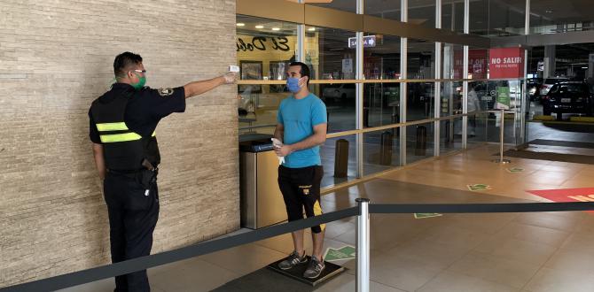 En el CityMall se toma la temperatura a la entrada del centro comercial.