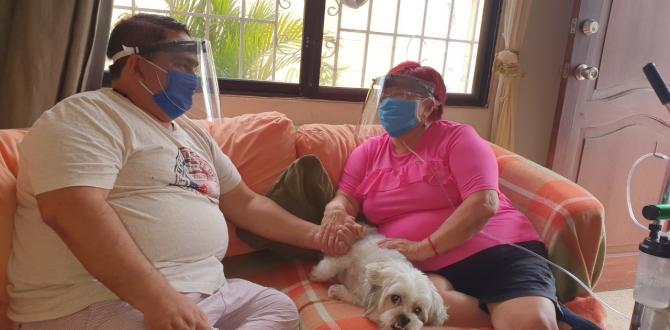 Iván Cortes cuida de su madre, Mariana Rocío Soria. Ella permanece conectada a un tanque de oxigeno.