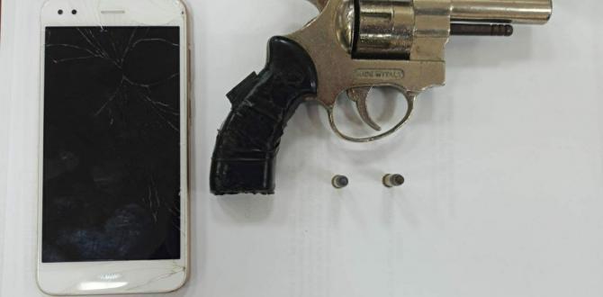 El arma de fuego y el celular que fue hallado en poder de los detenidos.