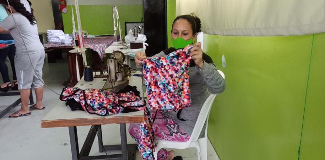 Sandra Lozano muestra la pijama que confeccionó.