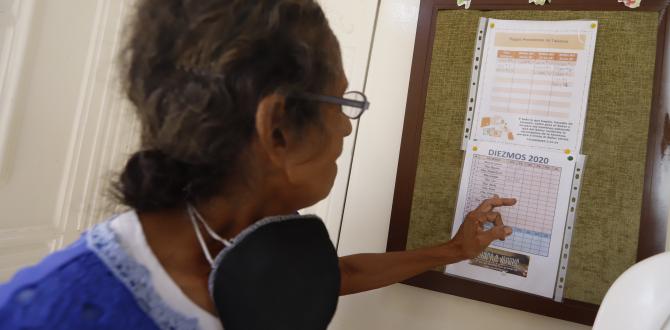 En la pared de ingreso al templo está pegada la lista de las personas que debían dar los diezmos.