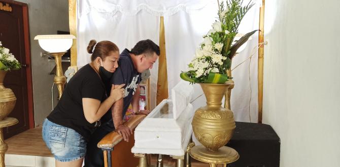 Miguel y Jéssica contemplan el ataúd donde reposan los restos de su ser querido.