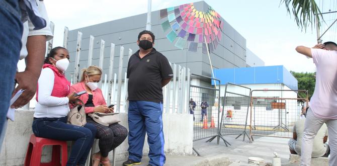 Familiares, tanto del fallecido como del supuesto agresor, llegaron al Laboratorio de Criminalística para retirar el cuerpo de Darío.