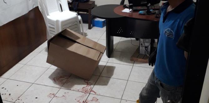 Manchas de sangre quedaron en el piso de la oficina donde laboraba Silvia Macías, como recaudadora.