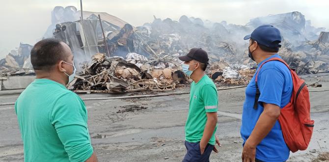 Rogger Suárez, Nelson Mora y Arom Ubilla observan cómo quedó la empresa donde trabajan.