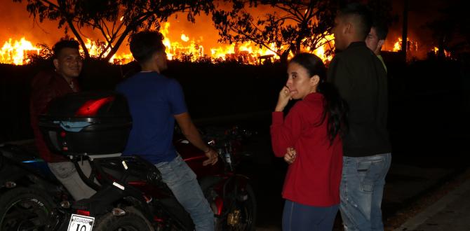Los asustados habitantes de Brisas de Santay salieron de sus casas para observar las llamas que consumía las bobinas de papel.