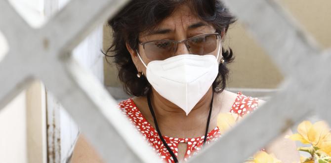 Para evitar complicaciones respiratorias, Bolivia Orna cubre su rostro con una mascarilla.