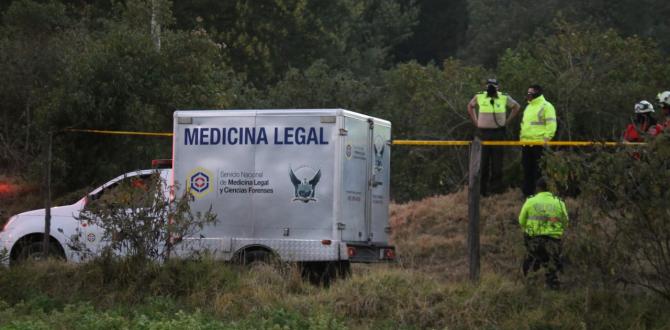 Los agentes de Criminalística y Dinased se organizaron para extraer el cadáver de la mujer, de 38 años.