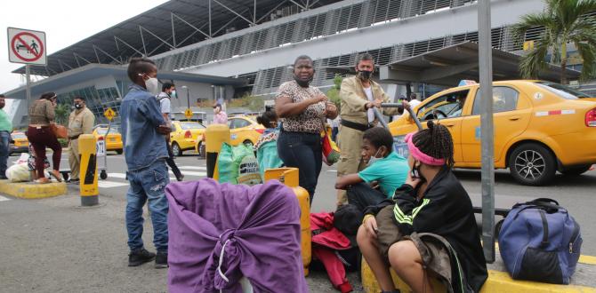 Un grupo de personas en los exteriores de la Terminal Terrestre de Guayaquil.