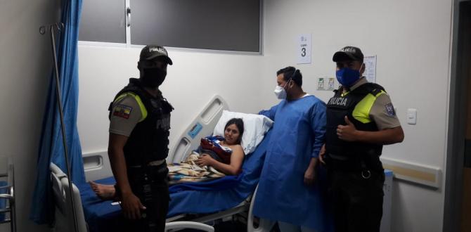 La feliz madre y su bebito recibieron la visita de los agentes que la ayudaron a trasladaron..