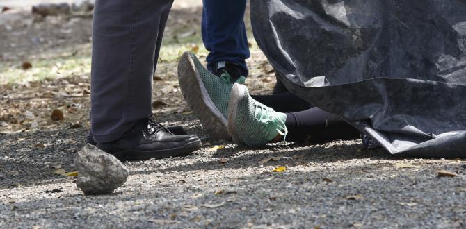 La mujer vestía zapatos deportivos.