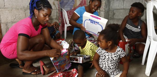 Los niños se sentaron en el piso para abrir los obsequios. Su progenitora los ayudó a romper el papel de regalo.