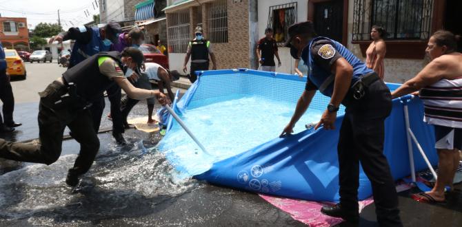Policías y personal del Municipio desmontaron las piscinas.