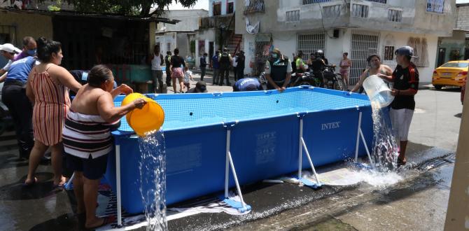 Moradores ayudaban a sacar el agua con tachos y baldes.