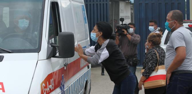 En las ambulancias que salían del recinto carcelario buscaban información.