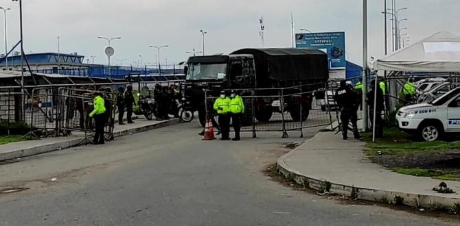 El contingente policial y militar se afincó en las afueras del CRS de Latacunga.