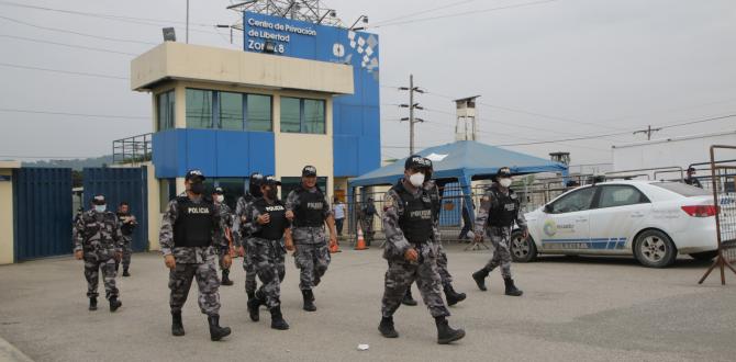 Militares en los exteriores de la Penitenciaría del Litoral en Guayaquil.