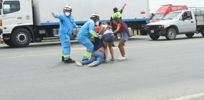 La allegada de uno de los reclusos se desmayó en los exteriores de la CPL de Guayaquil.