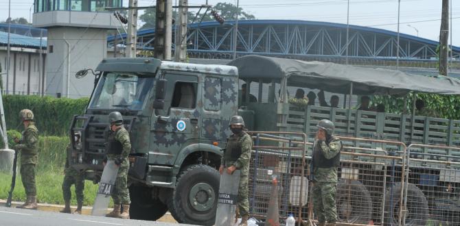 En los exteriores de las cárcel de Guayaquil aún se mantiene el control militar.