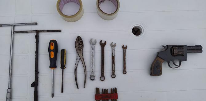 Las herramientas y arma de fuego que la Policía halló en poder de uno de los presuntos asaltantes.