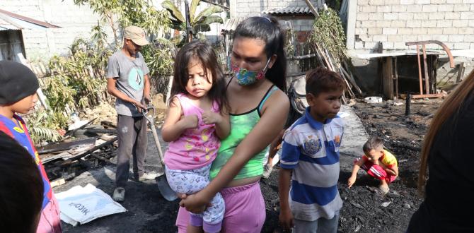 Evelyn Izaza recuerda los momentos de angustia y los gritos de sus familiares, quienes estaban atrapados dentro del inmueble.