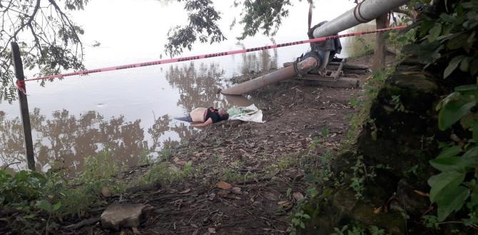 El cuerpo fue hallado junto a la orilla del río Daule.