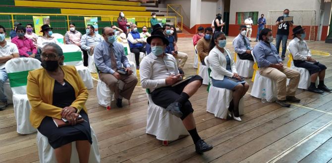 Personas apoyando el acuerdo ministerial de Yacuambí.