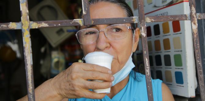 Gloria Peralta compró un vaso de 8 onzas de leche de chiva y se la bebió. Cree en las bondades del líquido.