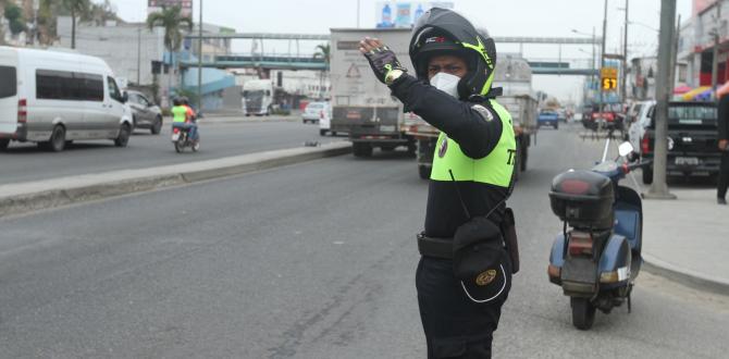 El agente de la CTE Byron Munizaga auxilio al taxista informal y lo llevó hasta una casa de salud de Durán.