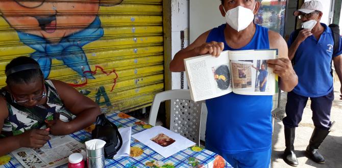 Karate Loor con su libro