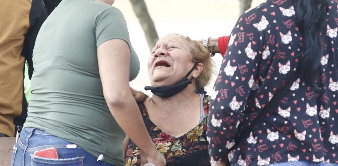 Estela Burgos, llorando desconsolada el asesinato de su nieto Josué Pacheco Jara.