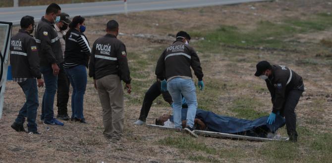 En la vía Durán-Yaguachi fue encontrado este cadáver. La víctima no está identificada.