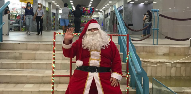 En los centros comerciales también se espera la llegada de los Papá Noel.